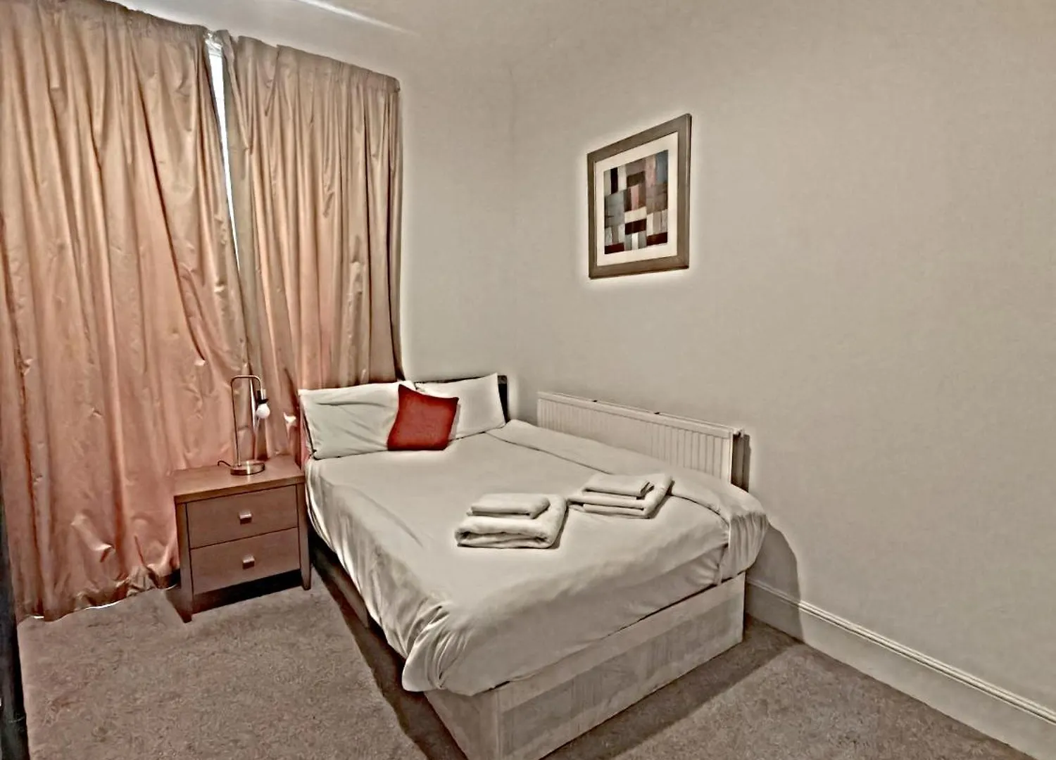 Larger Groups Apartment Close To Excel Canarywharf 02 With Parking contacts