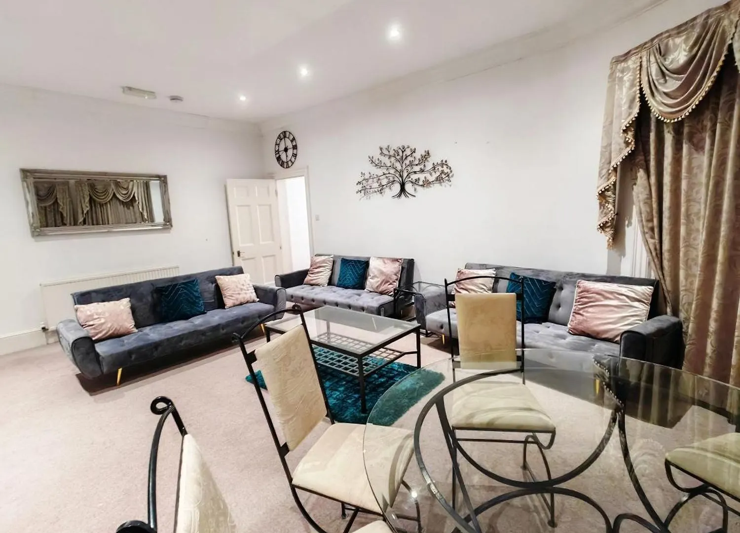 Larger Groups Apartment Close To Excel Canarywharf 02 With Parking London 0*,